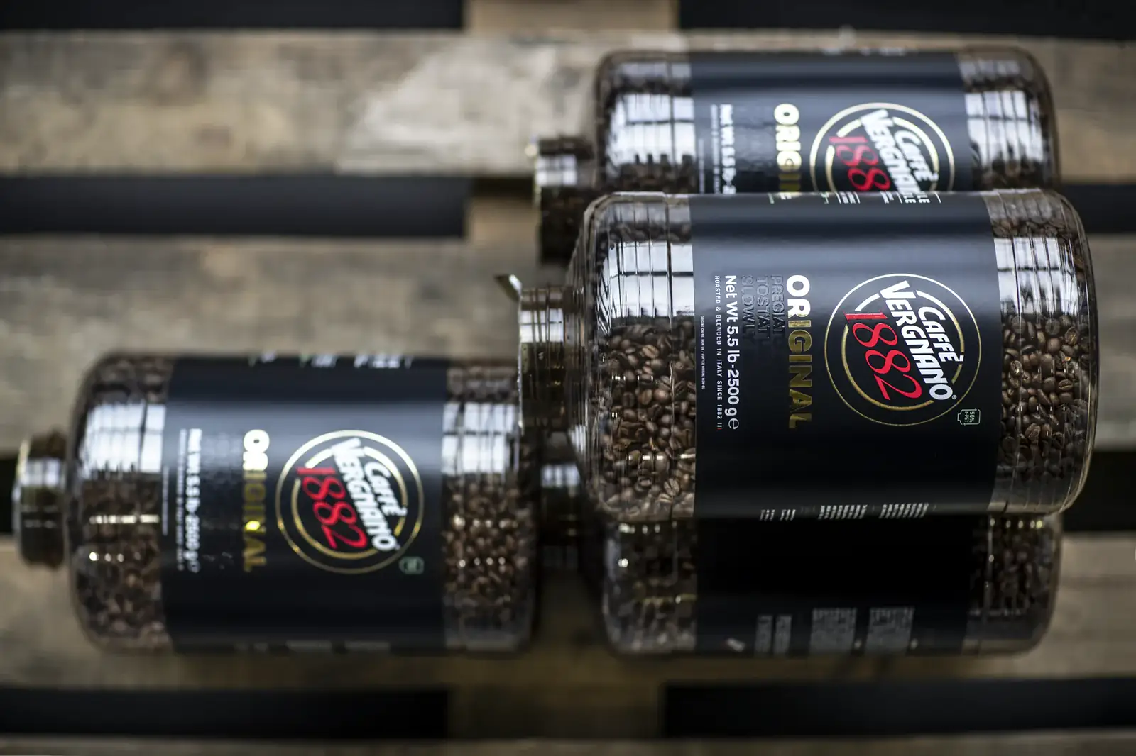 Çekirdek dolu Caffè Vergnano ambalajları