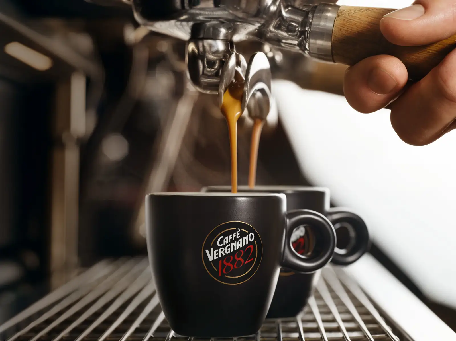 Espresso makinesinden fincana akan kahve