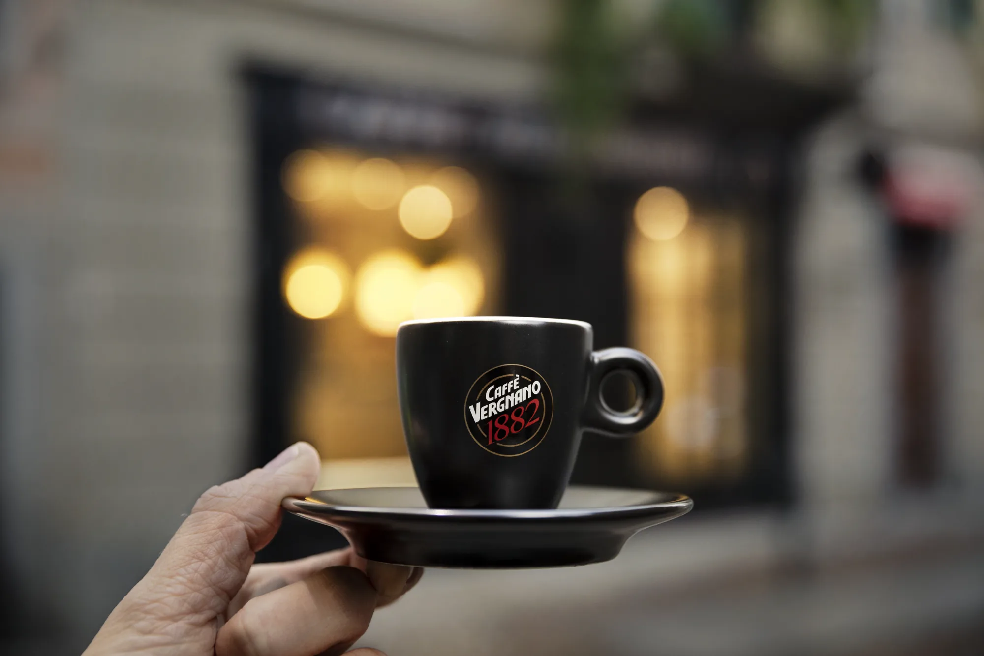 Kafe önünde elde espresso fincanı