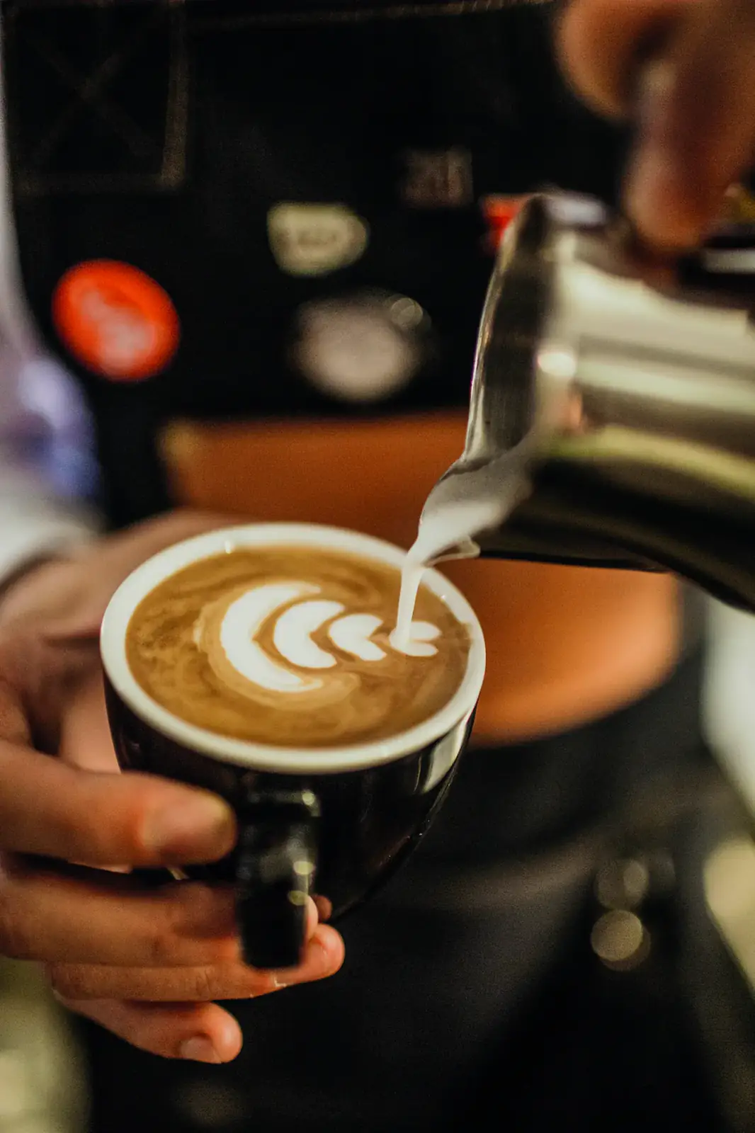 Barista fincana süt köpüğüyle desen çiziyor